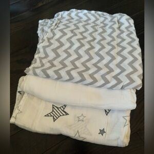 3 Muslin swaddling blankets